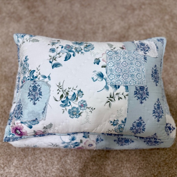 Simply Shabby Chic Patchwork Full/Queen Quilt and Throw Pillow - Picture 7 of 11